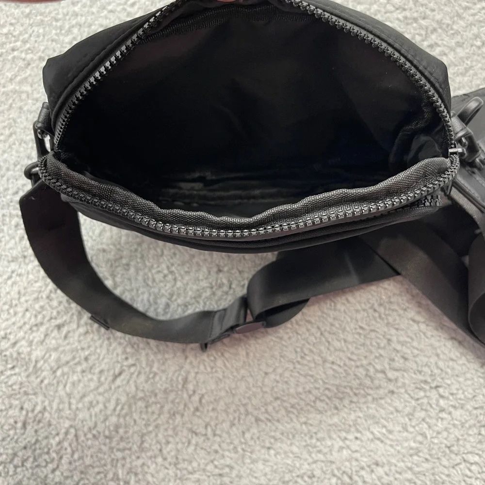 Avalanche AVF8553BK Unisex Small Black Crossbody Bag w/ Detachable Utility Pouch